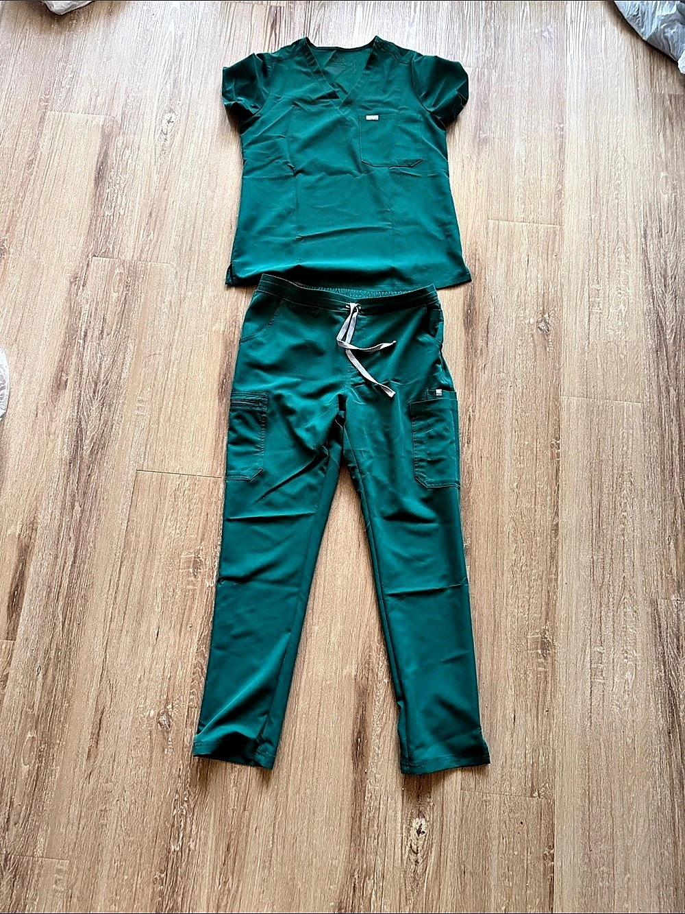FIGS Catarina One-Pocket Scrub Top and Yola Scrub Pants Scrub Set in Medium